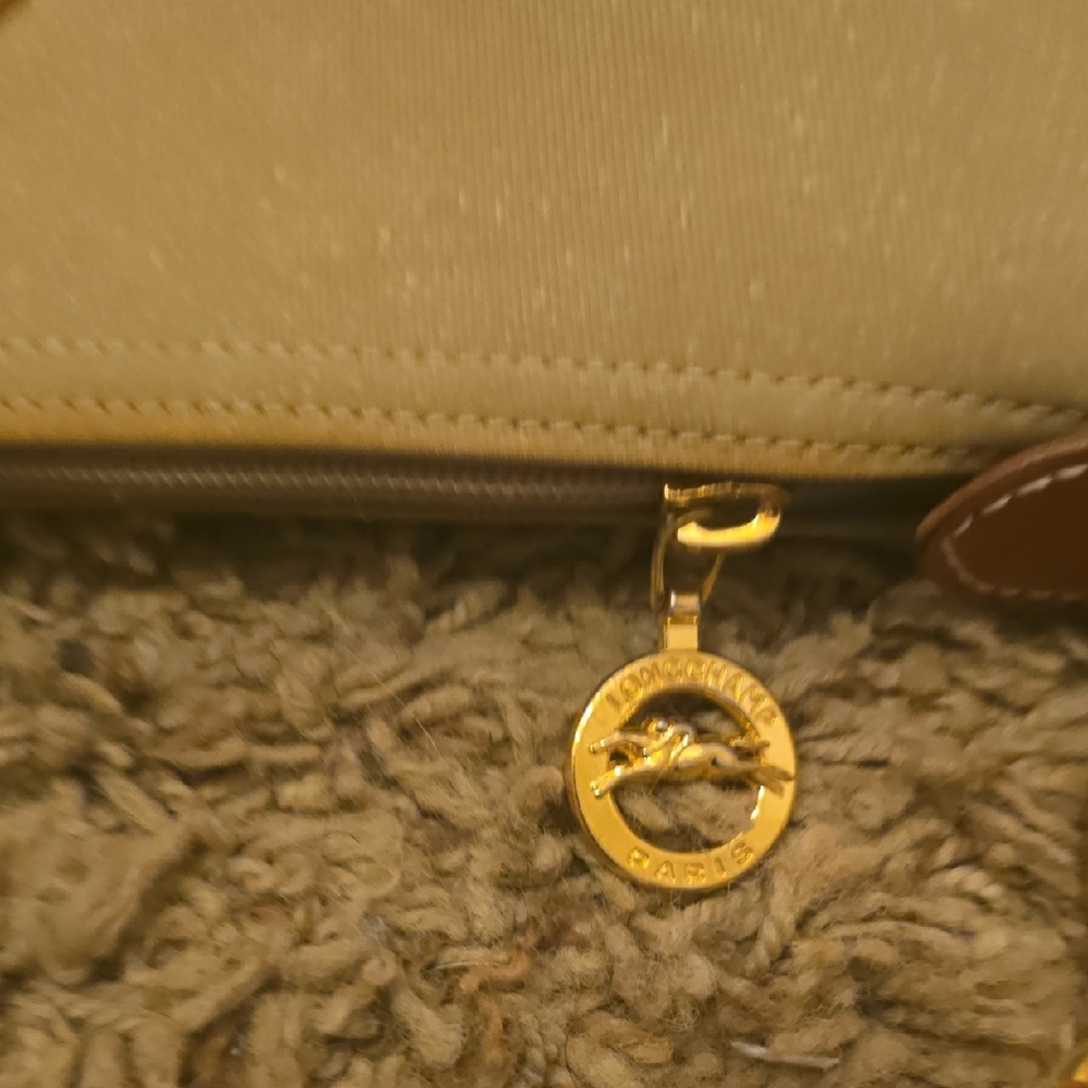 Elegant Longchamp Tan Shoulder Bag - Picture 6 of 15